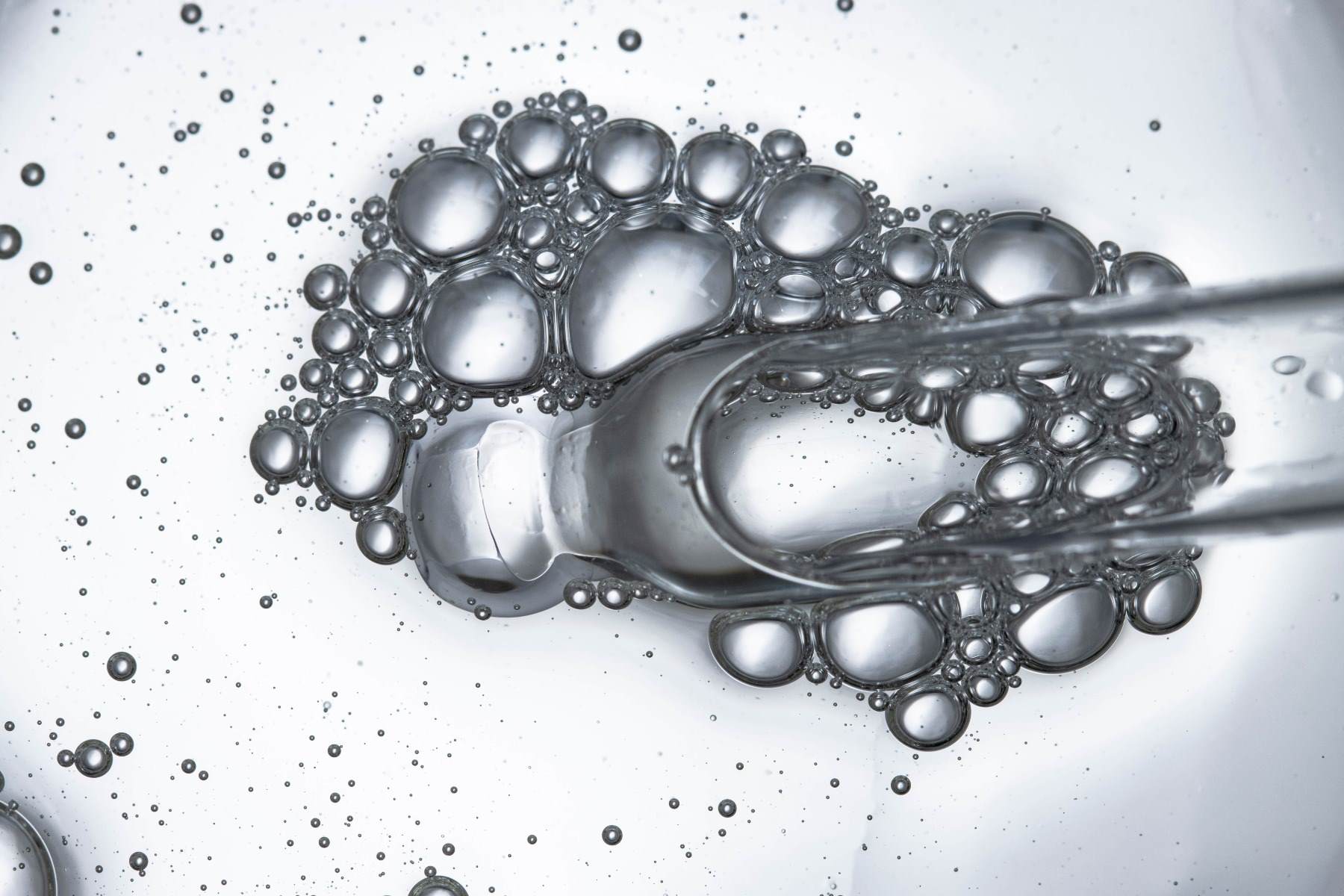 ペプチド気泡付きスポイトクローズアップ上面図横向きスキンケア有効成分