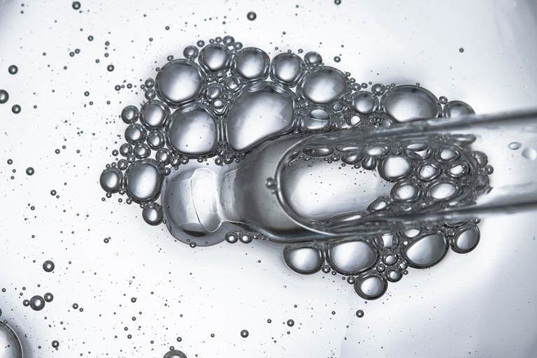 ペプチド気泡付きスポイトクローズアップ上面図横向きスキンケア有効成分