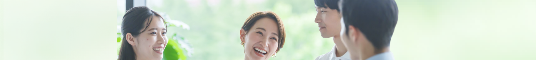 日本人の従業員が笑ってる