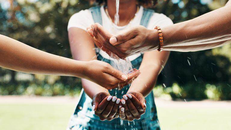 children with running water over their hands