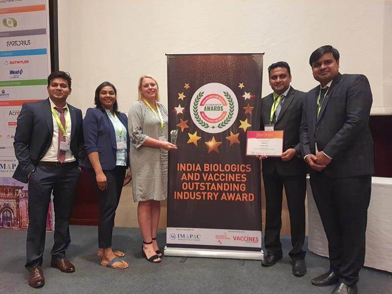 employees receiving Covid19 award