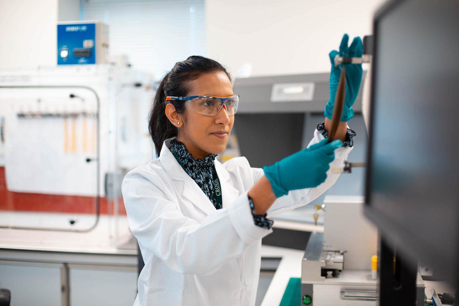 Crodas の化学者が顧客向けに調合している資料