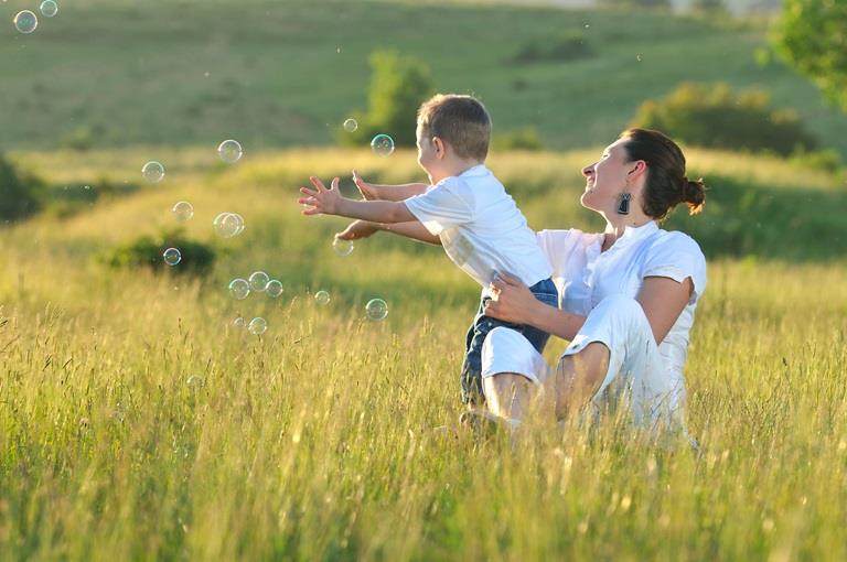 泡のある野原にいる母と子供