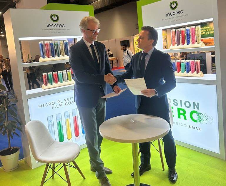 Michael Keller, Secretary General of ISF and Bruno Hoeltgebaum, Global Business Director of Incotec sign contract renewing Incotec's support for ISF